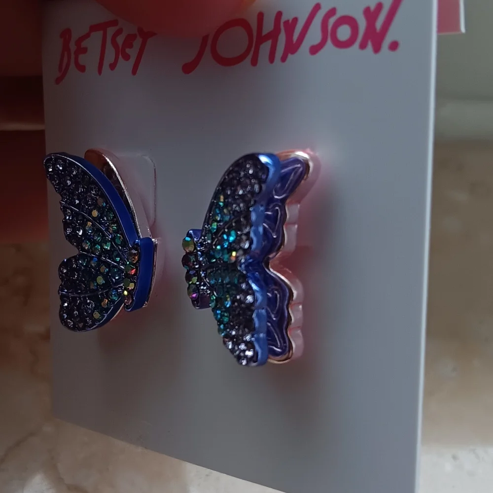 Betsey Johnson Purple Crystal Butterfly 🦋  3D Stud Earrings NWT. - Picture 5 of 7